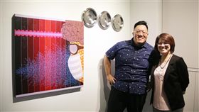 網路世界成創作來源　廖堉安辦個展（1）藝術家廖堉安（左）以網路世界作為創作來源，用壓克力顏料、畫布創作與網路議題相關的畫作，透過可愛型、較親近人的動物，例如貓、狗、鴨子、鳥當作擬人的元素，描繪出都會人群的網路世界。（弘光科大提供）中央社記者蘇木春傳真　107年6月12日