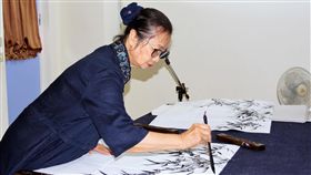 竹痴畫家連屏鉅作  竹林百態栩栩如生（3）有「千竹居主人」及「竹痴」雅號的畫家陳清貴說，竹子的高風亮節氣度吸引她百看不厭，她很喜歡待在竹林觀竹、賞竹，為創作這100幅連屏畫作，她「閉關」13個月。（資料照片）中央社記者程啟峰高雄攝  107年6月12日