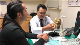 光田綜合醫院神經外科醫師林牧熹（右）向小吳說明治療方法。（圖／光田綜合醫院提供）