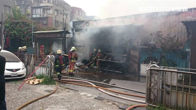 板橋造紙工廠陷火海　消防人員灌救中