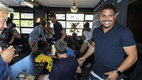 世界盃開幕式，羅比威廉斯羅納度齊聚一堂。（圖／美聯社／達志影像）