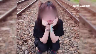 網美闖鐵軌嘟嘴拍萌照　遭罵翻急刪文
