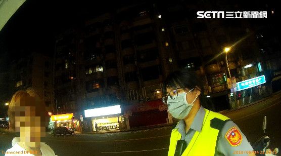 扯報案「幫我關冷氣」警到場她卻哭了