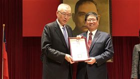 藍營將提名　楊文科：勤跑基層爭取支持國民黨中央提名協調小組決議，13日將建議提名新竹縣副縣長楊文科（右）投入年底竹縣長選戰，楊文科低調認為，待中常會通過才算定案，目前仍勤跑基層、爭取支持。圖為新竹縣黨部3月舉辦的小組長聯合授證典禮，楊文科與黨主席吳敦義（左）合影。（資料照片）中央社記者魯鋼駿攝　107年6月12日