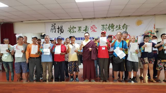 街友沐浴剪髮健檢　簽器捐盼遺愛人間