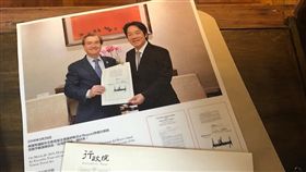 行政院長賴清德昨天將美國聯邦眾議院外交委員會主席艾德‧羅伊斯，親手致贈《台灣旅行法》精印本時的合影，提供給AIT製成時空膠囊。