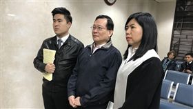 王炳忠（左）、父親王進步（中）、律師陳麗玲，共赴北院出庭。潘千詩攝影