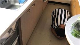 母親大人跪迎孩子回家，網友看了全笑瘋。（圖／翻攝Dcard）