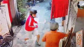 ▲年輕男狠打阿婆 （圖／翻攝自臉書爆料公社） 