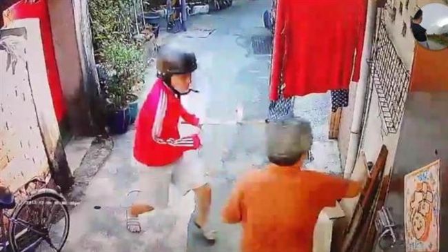 年輕男狠打阿婆　檢察官要阿婆認罪？