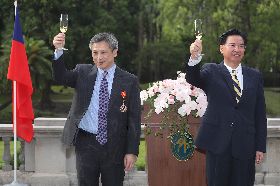 吳釗燮梅健華舉杯致敬