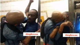 兩名黑人在地鐵爆衝突，其中一名高個竟使出「咬唇」大絕。（圖／翻攝YouTube）
