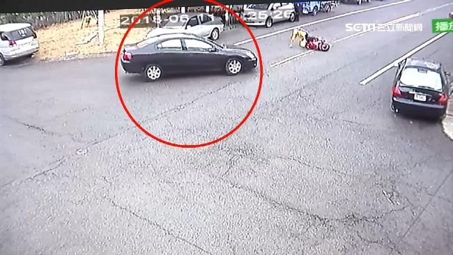 轎車突切換道…7旬翁急煞反自摔倒地