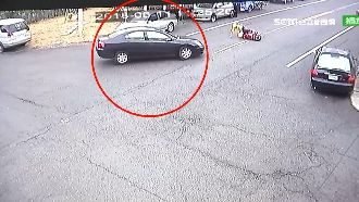 轎車突切換道…7旬翁急煞反自摔倒地