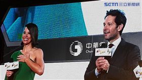 ▲▼「蟻人」與「黃蜂女」各自拿到專屬自己的中文彩繪字畫。（圖／記者邱明瑜攝）