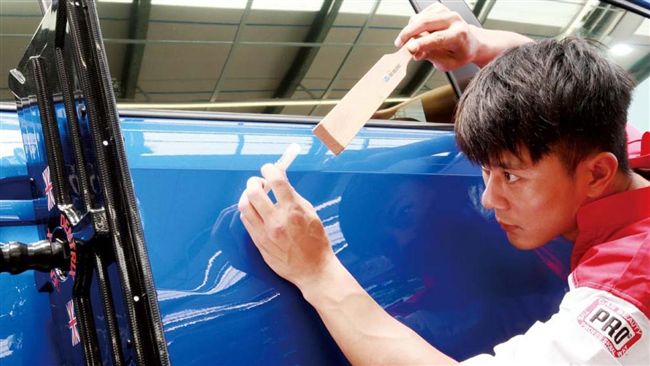 鬼斧神工　化汽車凹痕於無形