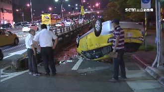 沒吃飯血糖低　計程車撞忠孝橋墩翻車