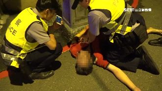 熱血警接力救路倒男　民眾讚：太帥