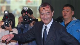 嚴凱泰侯友宜出席吳舜文新聞獎頒獎典禮吳舜文新聞獎助基金會8日舉辦第31屆吳舜文新聞獎頒獎典禮，基金會董事長嚴凱泰（前右）與新北市副市長侯友宜（前左）出席。中央社記者徐肇昌攝　106年12月8日