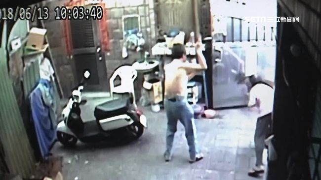 住家闖進一隻鹿　猛烈撞門屋主嚇壞