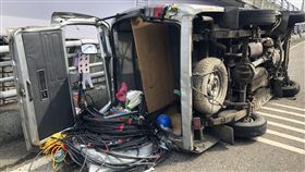 新北市,新店,中安大橋,安和路,酒駕,自撞,翻覆,逆向，翻攝畫面