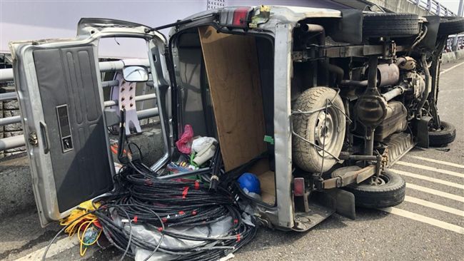 醉女恍神撞車范婦　自投羅網向警求救