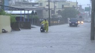 豪大雨襲台！直擊羌園淹　牽車涉水過