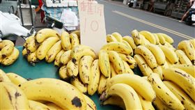高雄旗山香蕉攤　一斤賣10塊高雄市旗山區中山路上一處自產自銷的蕉農攤販以每台斤新台幣10元的價格販售近期盛產的香蕉。有蕉農苦嘆，這幾天賣一斤10元還被嫌貴，「真不知道怎麼賣」。中央社記者王淑芬攝　107年6月6日　-香蕉-