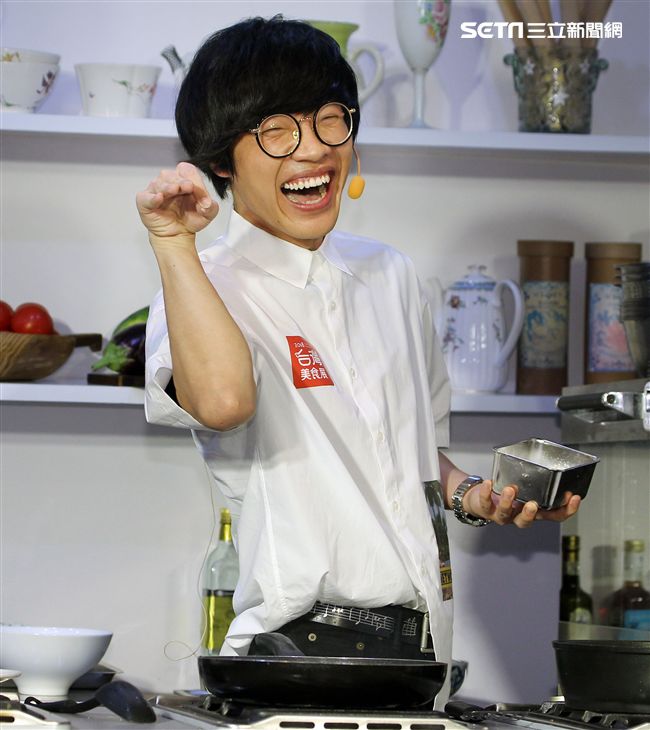 盧廣仲擔任2018台灣美食展宣傳大使，現場挑戰香煎虱目魚肚與澎派海鮮粥兩道台灣海味料理。（記者邱榮吉/攝影）