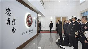 母喪後首次公開露面　蔡總統視察軍情局總統蔡英文8日透過臉書貼文披露，她赴國防部軍情局勉勵官兵，並在紀念碑前致敬。蔡總統的母親張金鳳3日辭世，這也是蔡總統在母喪後，首次公開露面。（取自蔡總統臉書）中央社記者葉素萍傳真　107年3月8日