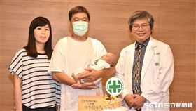 鍾太太以達文西機器手臂開刀切除子宮外層切除肌瘤、同時保住胎兒及其子宮，並足月產下寶寶，為全球首例。（圖／亞東醫院提供）