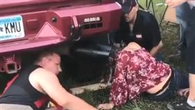 19歲少女喝到茫　頭塞排氣管卡住拔不出
臉書