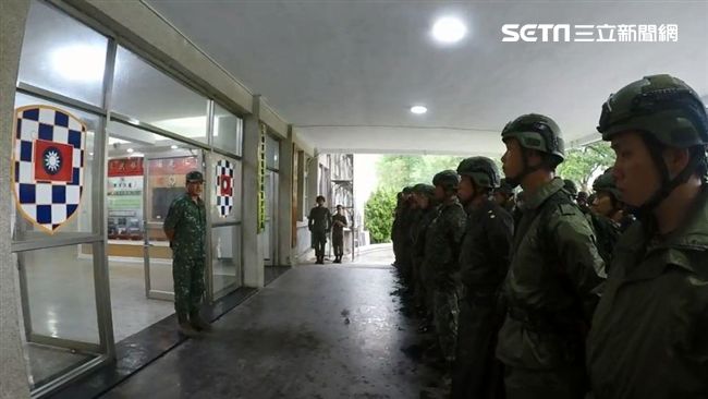 雨彈襲南台　國軍出動甲車挺進警戒區