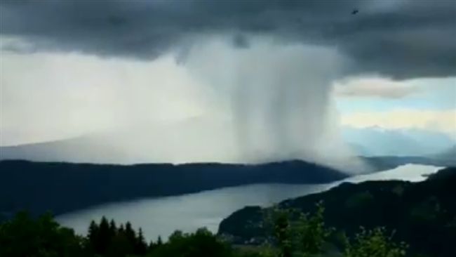 直擊驚人雨瀑移動　傾洩瞬間超壯觀！