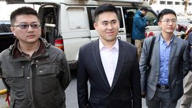 高院審理周泓旭案  王炳忠出庭（2）台灣高等法院26日審理陸生周泓旭涉犯國家安全法案，新黨青年軍王炳忠（中）、侯漢廷（右）、林明正（左）等赴高院出庭應訊。中央社記者郭日曉攝  107年3月26日