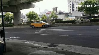 太誇張！計程車運將停快車道睡覺