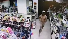 ▲超商驚見泰國男子一絲不掛。（圖／翻攝自泰國網臉書） 
