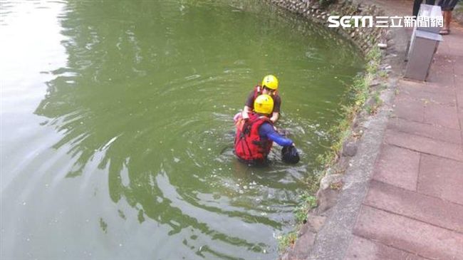 蓮花池驚見男浮屍！1張名片查出身分
