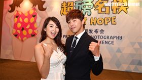 阿喜為與小鬼培養劇中感情竟然把「裸照」秀給對方看。（圖／天晴娛樂提供）