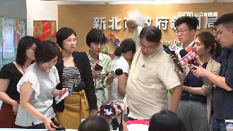 幫侯友宜關說？邱敬斌暴怒摔紙否認