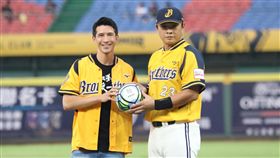 彭政閔和陳昌源合影。（圖／中信兄弟提供）