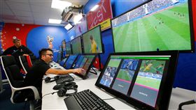 世足電子裁判回放技術（VAR）（圖／路透社／達志影像）