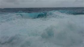 熱帶性低氣壓正式登陸…綠島海浪比人高　船班宣布停駛
圖／翻攝畫面