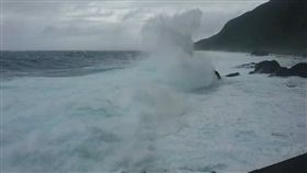 熱帶性低氣壓正式登陸…綠島海浪比人高　船班宣布停駛
圖／翻攝畫面