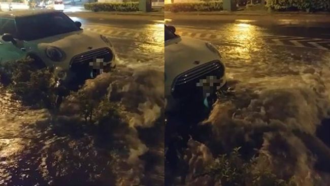 大雨成溪沖走她的機車　慘撞MINI