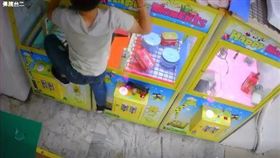 娃娃機,夾娃娃,機台,台主,插電,電源,撞擊,損壞。（圖／翻攝自爆料公社）