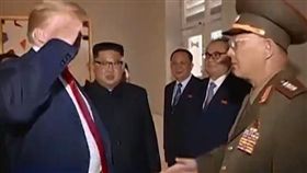 美國總統川普在川金會期間與北韓將軍相互敬禮、握手（圖／翻攝自ABC 7 News - WJLA推特）