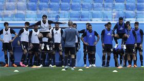 Nike不提供球鞋，伊朗教頭霸氣回應：反團結球隊。（圖／美聯社／達志影像）