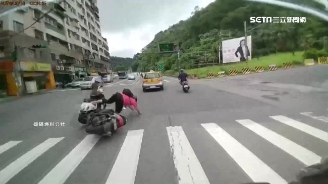 超車失敗撞車仆街　男差點被輾爆頭
