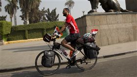 世足魅力無窮！埃及球迷騎自行車，跋涉5千公里看世界盃。（圖／美聯社／達志影像）